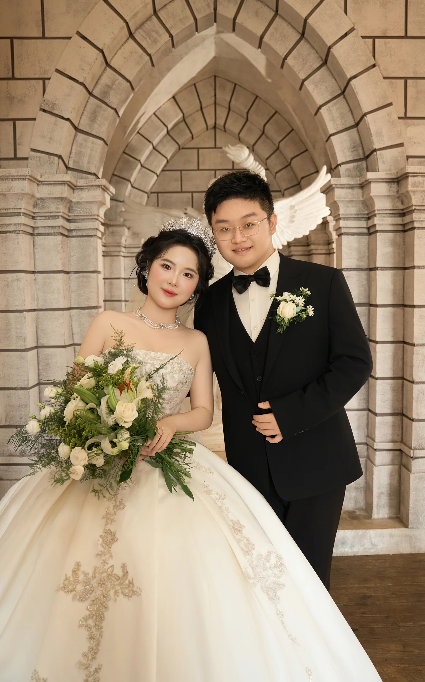 吕岚彤与原宝钦在石拱门前的婚纱照